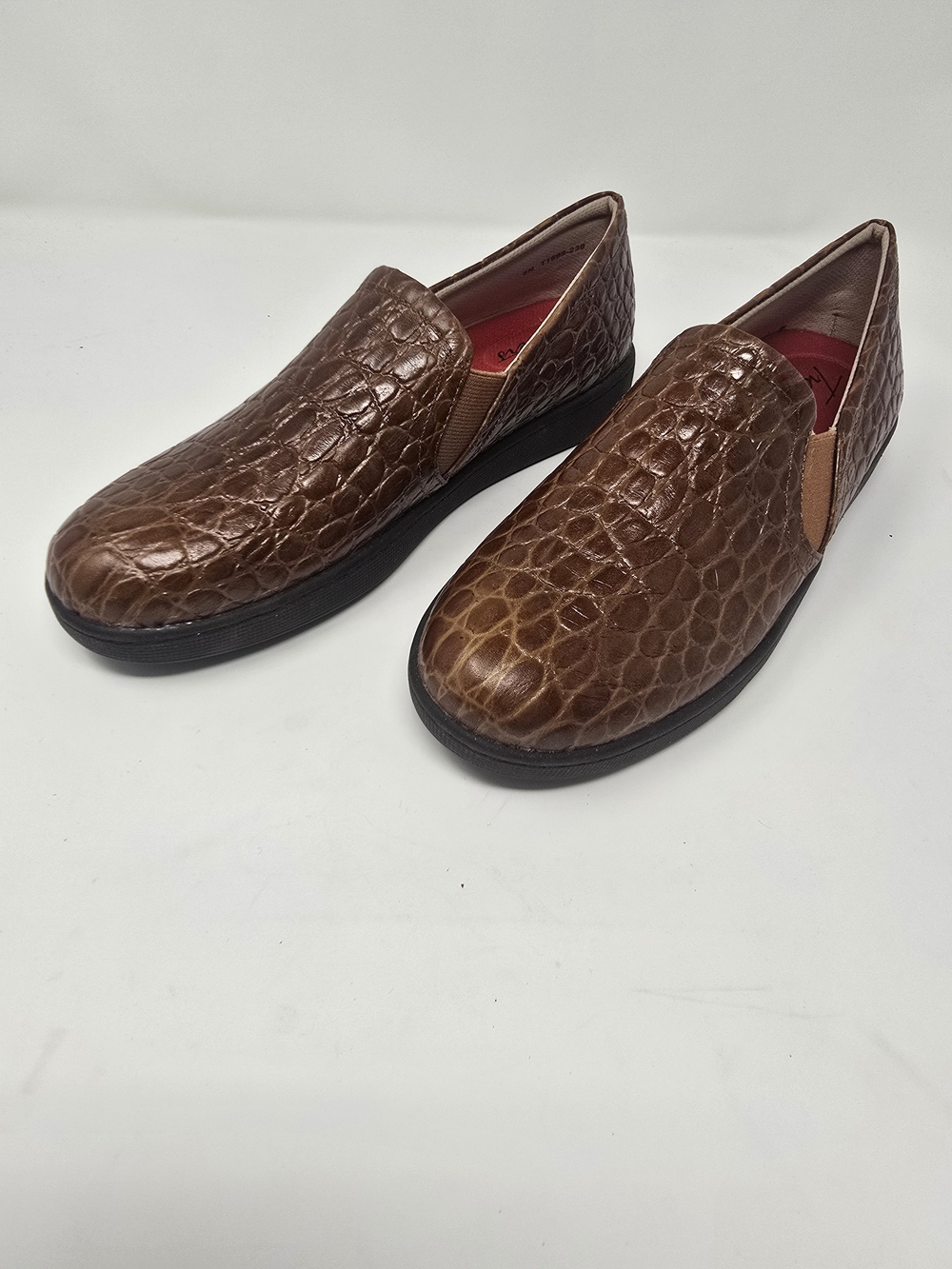 Trotters Women's Brown Croc-Embossed Leather Slip-On Loafers